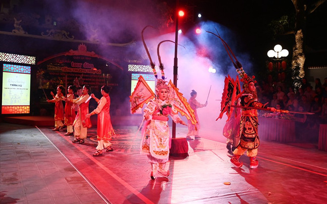 Une scène du spectacle "Le son des cloches de Tran Vu" au temple de Quan Thanh. Photo: vietnamtourism.gov.vn 285ra-mat-tour-dem-tieng-chuong-tran-vu-2.jpg