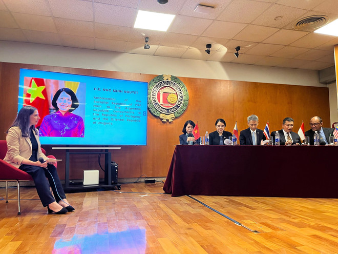 L'ambassadrice du Vietnam en Argentine, Ngô Minh Nguyêt, s'exprime au séminaire. Photo: VNA vna-potal-viet-nam-tham-du-hoi-thao-asean-tai-argentina-8339468.jpg