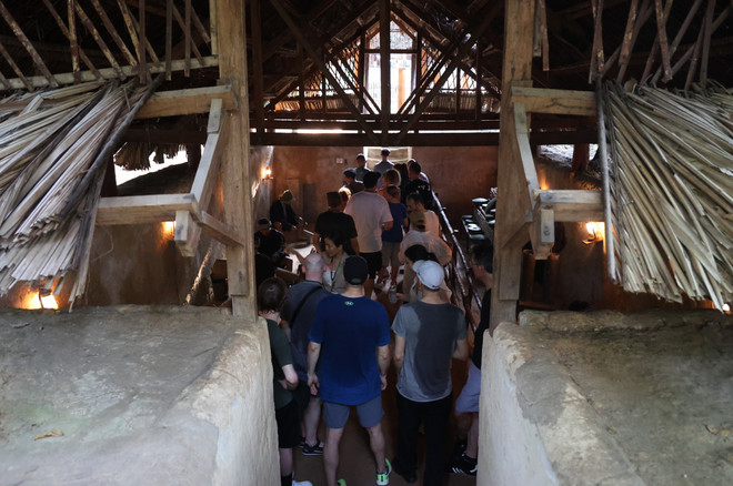 Durant les années de conflit, Cu Chi était surnommé la "terre d'airain" en raison de sa ténacité. Son impressionnant réseau de tunnels formait un véritable village souterrain, s'étendant sur 250 kilomètres et trois niveaux distincts, enfouis à 3, 6 et 12 mètres sous la surface. Parmi les nombreuses curiosités des tunnels de Cu Chi, la chambre d'armurerie captive particulièrement les visiteurs.. Photo: VNA cu-chi-1-ava.jpg