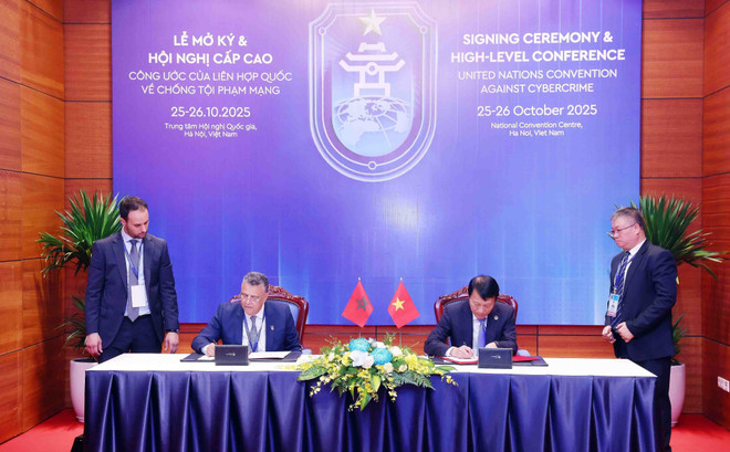 Le ministre de la Sécurité publique, Luong Tam Quang (droite) et le ministre marocain de la Justice, Abdellatif Ouahbi, signent l'accord d'extradition entre le Vietnam et le Maroc. Photo : VNA vna-potal-bo-truong-cong-an-tiep-bo-truong-bo-tu-phap-vuong-quoc-maroc-8362759.jpg