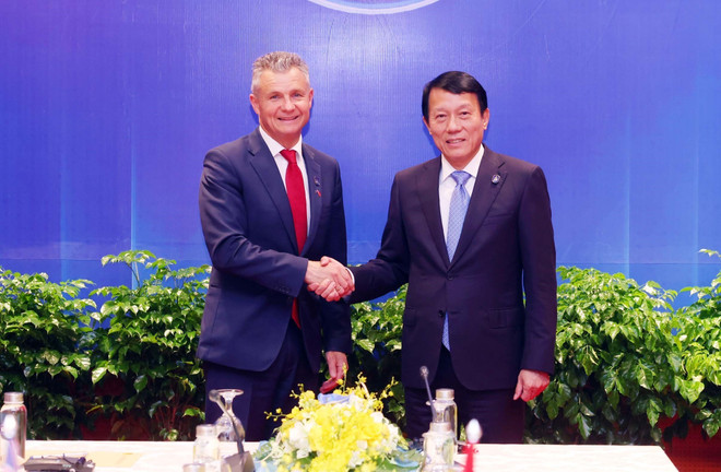 Le ministre de la Sécurité publique, Luong Tam Quang (droite) et le vice-ministre australien des Affaires étrangères et du Commerce, Matt Thistlethwaite. Photo: VNA vna-potal-cong-uoc-ha-noi-bo-truong-bo-cong-an-tiep-dong-bo-truong-ngoai-giao-va-thuong-mai-australia-8362864.jpg