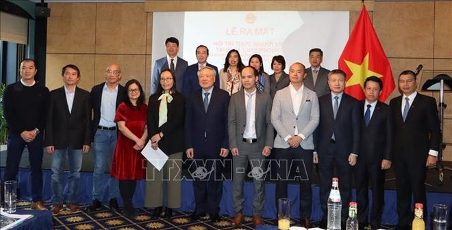 Le vice-Premier ministre permanent, Nguyen Hoa Binh (milieu), et des membres de la ViLaB. Photo: VNA bi1-21325.jpg