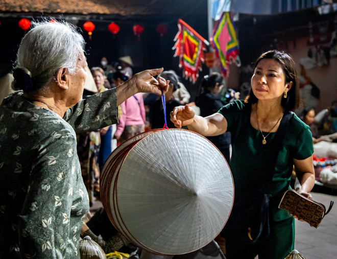 08-phien-cho-chop-nhoang-giu-nghe-tram-nam-8657779.jpg