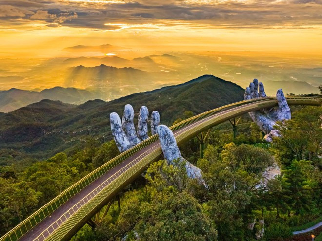 Le Pont d'Or (Golden Bridge), l'un des symboles touristiques du Vietnam, situé dans le complexte touristique Sun World Ba Na Hills. Photo : Sun Group da-nang-golden-bridge-at-ba-na-hillsjpg.jpg