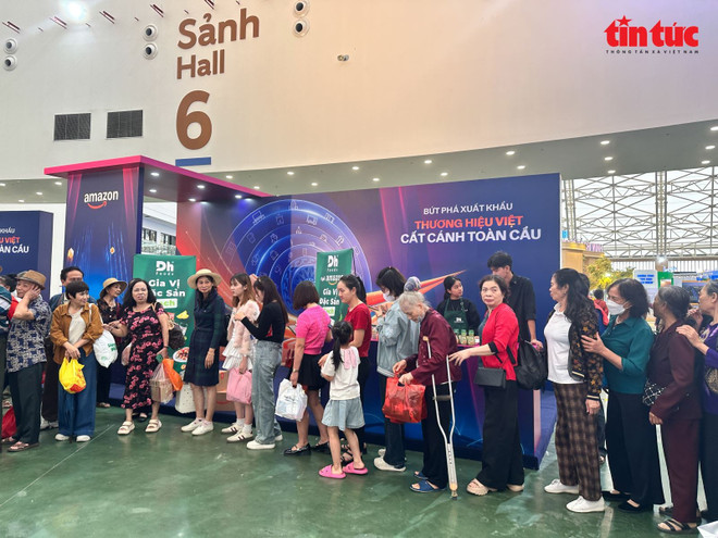 Des foules faisaient la queue pour obtenir des billets pour les films « Mưa đỏ » et « Combat mortel dans le ciel ». Photo : VNA dienanh-9.jpg