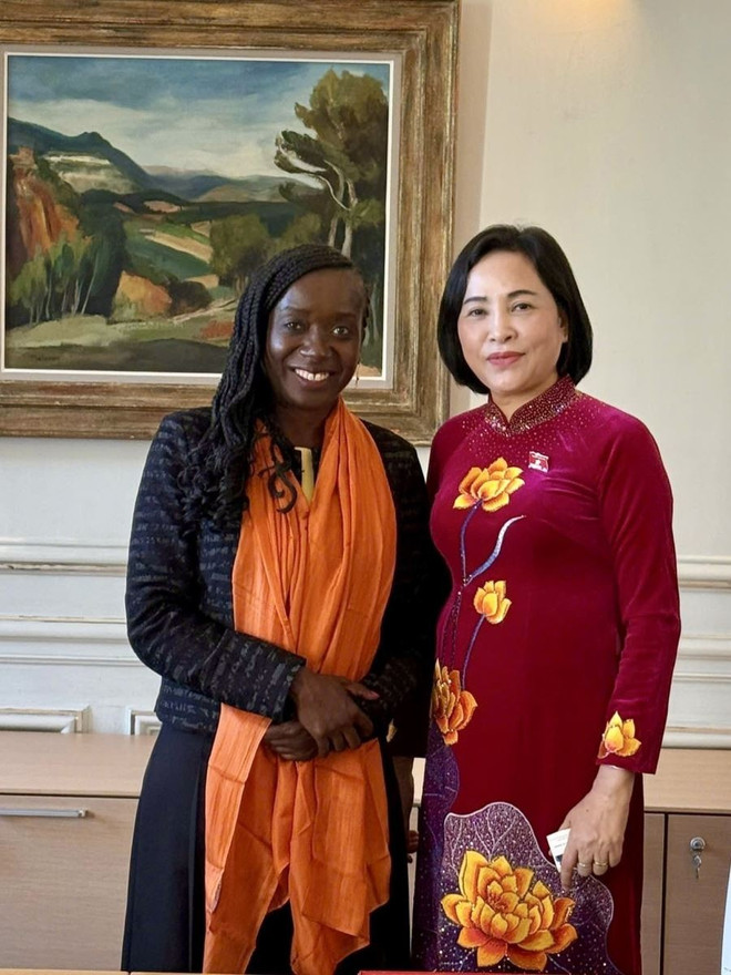 La vice-présidente de l’Assemblée nationale du Vietnam, Nguyen Thi Thanh (droite), et son homologue française, Nadège Abomangoli. Photo: VNA vietnam-phap-11072025-07a.jpg