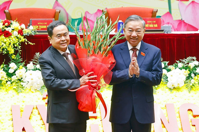 Le secrétaire général du Parti, Tô Lâm, félicite le président de l'Assemblée nationale, Trân thanh Mân. Photo: VNA vna-potal-tien-toi-dai-hoi-xiv-cua-dang-dai-hoi-dai-bieu-dang-bo-quoc-hoi-lan-thu-nhat-8295877.jpg