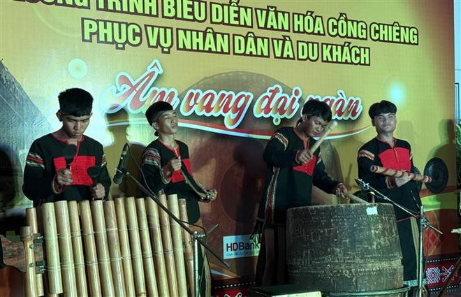 Un spectacle de jeunes artistes issus d'ethnies minoritaires des Haus Plateaux du Centre. Photo: VNA cac-nghe-sy-tre-bieu-dien-nhac-cu-cua-nguoi-dong-bao-dan-toc-thieu-so-anh-tuong-quan-ttxvn.jpg