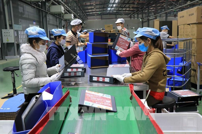 Des oeuvriers travaillant dans la zone industrielle de Yen Phong, province de Bac Ninh. Photo: VNA 100714-bac-ninh-linh-hoat-sang-tao-trong-thu-hut-cac-du-an-dau-tu.jpg