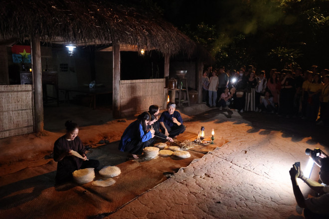 La visite nocturne « Clair de lune de la zone de guerre » dans les tunnels de Cu Chi offre une reconstitution poignante de scènes de la vie quotidienne locale, baignée par la lumière douce et mystérieuse de la lune. Photo: VNA cu-chi-6.jpg