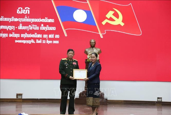 Remise du certificat de reconnaissance à un représentant du ministère lao de la Défense. Photo: VNA uuid75291a5e-b2bd-452e-af07-c289f094f408code001library1type1mode1loctruecaptrue.jpg