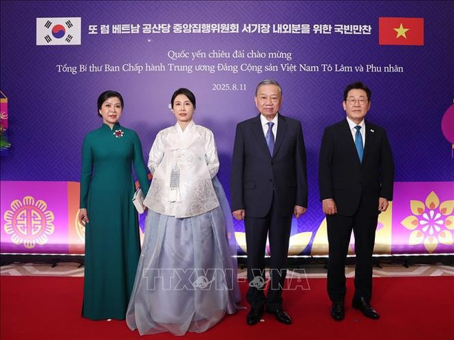 Le secrétaire général du Parti, Tô Lâm (2e à partir de la droite), le président sud-corée Lee Jae Myung et leurs épouses. Photo: VNA quoc-yen-3.jpg