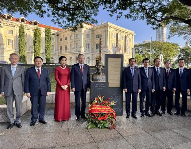 Le secrétaire général du Parti Tô Lâm (4e de gauche) au Musée des Civilisations Asiatiques à Singapour. Photo: VNA dang-hoa-3.jpg