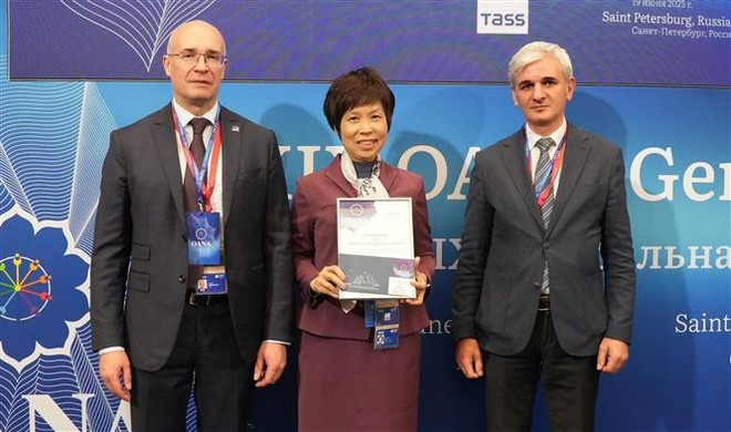 La directrice générale de la VNA, Vu Viet Trang, reçoit les prix de l'OANA au nom des auteurs vietnamiens primés. Photo : VNA vna-potal-dau-an-tai-dai-hoi-dong-to-chuc-cac-hang-thong-tan-chau-a-lan-thu-19-8102312.jpg