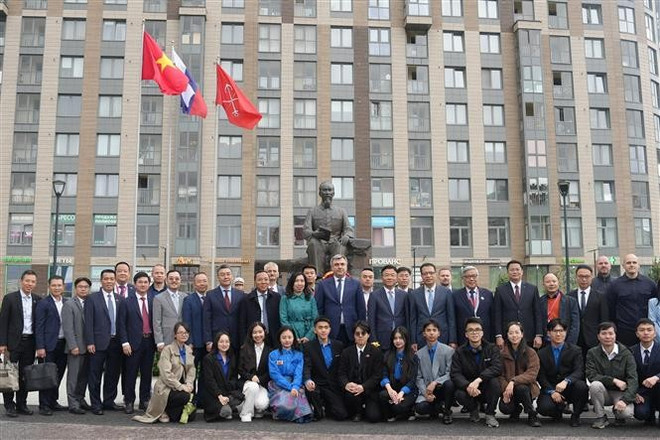 La délégation vietnamienne et des amis russes devant le monument dédié au Président Hô Chi Minh à Saint-Pétersbourg. Photo: VNA vna-potal-hoat-dong-cua-pho-thu-tuong-le-thanh-long-tai-spief-28-8104595.jpg
