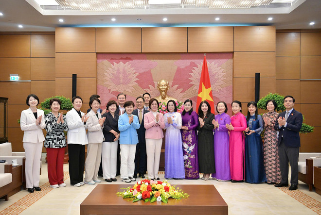 Réception de la délégation de l’Assemblée nationale sud-coréenne. Photo: VNA pchqh-nguyen-thi-thanh-voi-cac-dai-bieu-hai-nuoc.jpg