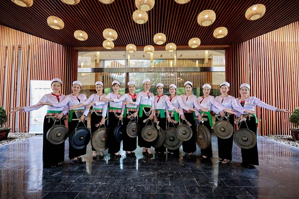 Berceau de la culture ancestrale des Muong, Hoa Binh est un témoin vivant des traditions transmises de génération en génération. Photo: Sun Group 3.png