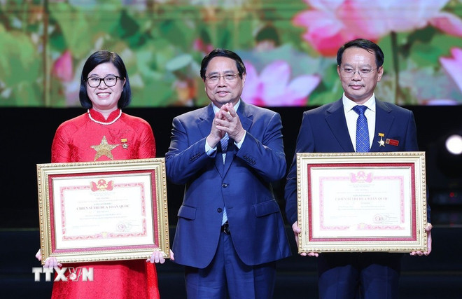 Remise du titre d'"Personne exemplaire dans le mouvement d'émunation nationale" vna-pm-pham-minh-chinh.jpg