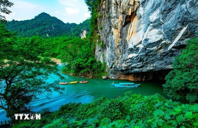 Le Parc national de Phong Nha – Ke Bàng a réalisé un double succès, décrochant les titres de « Meilleure destination naturelle du Vietnam 2025 » et de « Meilleur parc national d’Asie 2025 ». Photo: VNA ttxxvn-phong-nha-ke-bang-tro-thanh-di-san-thien-nhien-lien-bien-gioi-dau-tien-cua-viet-nam-8147264-11.jpg