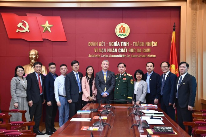 Une délégation de l'ambassade de Belgique au Vietnam à la séance de travail avec l'Association des victimes vietnamiennes de l'agent orange/dioxine. Photo: ambassade de Belgique 482205105-990503693185379-962601429922312110-n.jpg
