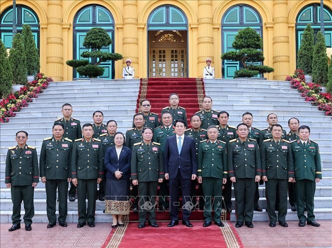 Le président Luong Cuong et la délégation du Département général de la politique de l'Armée populaire lao. Photo: VNA luong-cuong.jpg