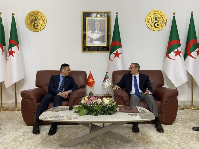 L'ambassadeur du Vietnam en Algérie, Trân Quôc Khanh (gauche) et le gouverneur de la province d'Ouargla, Abdelghani Filali. Photo: VNA vna-potal-viet-nam-thuc-day-hop-tac-voi-cac-dia-phuong-tai-algeria-7920661.jpg