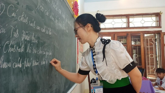 Une enseignante du collège de Pom Lot, de la commune du même nom, district de Diên Biên, province de Diên Biên, donne un cours sur l'éducation locale, une nouvelle matière du programme national mis à jour. Photo : Vietnam+ 2.jpg