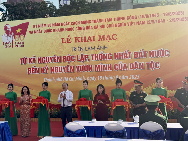 Vernissage de l'exposition à Hô Chi Minh-Ville. Photo: VNA trienlam80nam-2.jpg