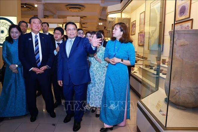 Le PM Pham Minh Chinh et son homologue japonais visitent le Musée national d'histoire du Vietnam. Photo: VNA thu-tuong-pham-minh-chinh-2942025a2.jpg