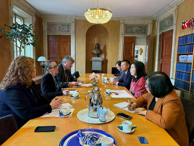 La vice-ministre des Affaires étrangères, Lê Thi Thu Hang a déclaré que la Suède est un partenaire important de premier plan du Vietnam en Europe du Nord. Photo: VNA thu-truong-ngoai-giao-le-thi-thu-hang-tham-va-lam-viec-tai-thuy-dien-20250522071002.jpg