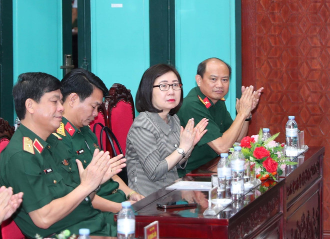 Dé délégués à la cérémonie de lancement. Photo: VNA cac-dai-bieu-du-le-ra-mat-bao-quan-doi-nhan-dan-dien-tu-tieng-nga-c-ttxvn.jpg