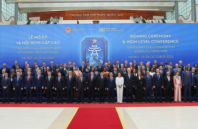 Cérémonie d’ouverture à la signature de la Convention des Nations Unies contre la cybercriminalité à Hanoï. Photo: VNA 163112-vna-potal-chu-tich-nuoc-luong-cuong-va-tong-thu-ky-lhq-dong-chu-tri-le-mo-ky-cong-uoc-ha-noi-8361609.jpg