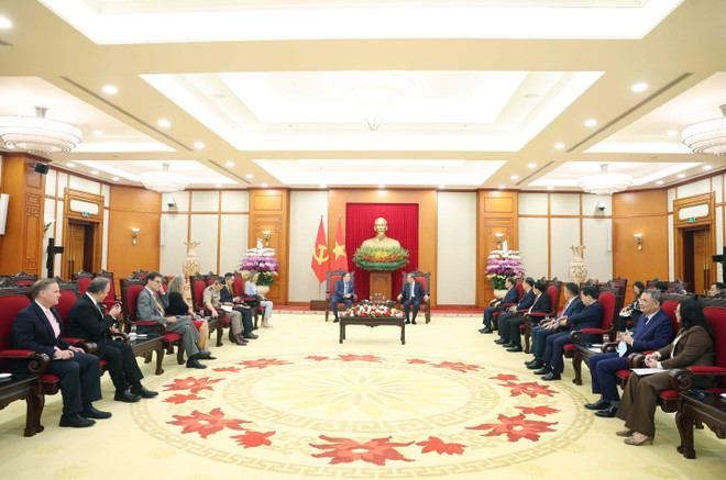 Panorama de la rencontre. Photo: VNA vna-potal-tong-bi-thu-to-lam-tiep-dai-su-hoa-ky-marc-knapper-8304749.jpg