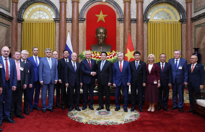 Le président Luong Cuong et la délégation russe. Photo: VNA vna-potal-chu-tich-nuoc-luong-cuong-tiep-chu-tich-duma-quoc-gia-nga-vyacheslav-volodin-8303186.jpg