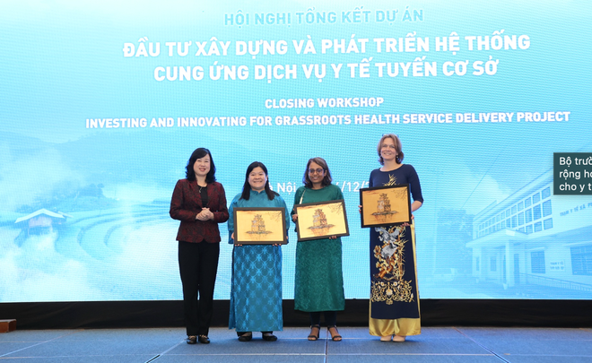 La ministre de la Santé, Dao Hong Lan (1er de gauche) remet des cadeaux à la représentante de la Banque mondiale et à des partenaires internationaux qui ont soutenu le projet. Photo : Vietnam+ 3.png