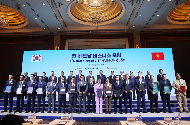 Le secrétaire général du Parti communiste du Vietnam, To Lam, et le Premier ministre sud-coréen, Kim Min Seok, à la cérémonie d’échange d’accords de coopération entre des entreprises vietnamiennes et sud-coréennes. Photo : VNA vna-potal-tong-bi-thu-to-lam-va-thu-tuong-han-quoc-du-dien-dan-kinh-te-viet-nam-han-quoc-8205095.jpg