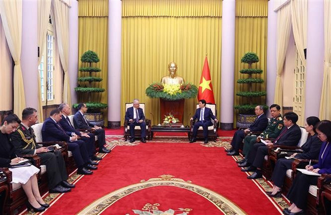 Réception du ministre turc de la Défense Yasar Guler. Photo: VNA vna-potal-chu-tich-nuoc-luong-cuong-tiep-bo-truong-quoc-phong-tho-nhi-ky-8268920.jpg