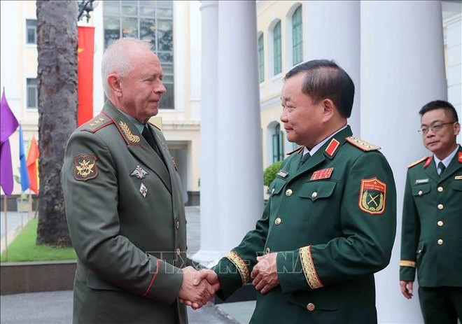 Le vice-ministre vietnamien de la Défense, Hoang Xuan Chiên, et son homologue russe, Alexandre Vassilievitch Fomine. Photo: VNA doi-thoai-030925.jpg