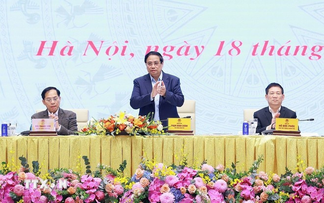 Le Premier ministre Pham Minh Chinh préside la première réunion du Comité directeur gouvernemental pour le développement des sciences, des technologies, de l'innovation, de la transformation numérique et du Projet 06. Photo: VNA thu-tuong-ban-06-3.jpg