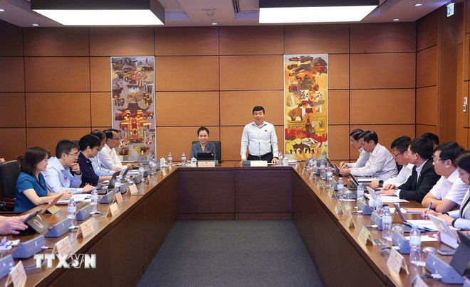 Les délégations de députés de Lâm Dông et Nghê An mènent des discussions en groupe. Photo: VNA 2110-chu-tich-quoc-hoi-thao-luan-o-to-10.jpg