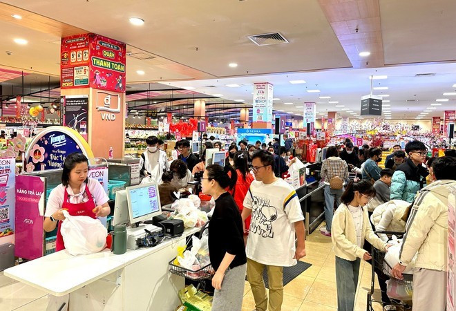 Clients au centre commercial Aeon Mall Long Biên. Photo : VietnamPlus img-8252.jpg