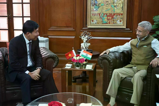 Le vice-ministre des Affaires étrangères Nguyen Manh Cuong (gauche) rencontre le ministre indien des Affaires étrangères, Subrahmanyam Jaishankar. Photo: VNA tham-van-chinh-tri-lan-thu-13-va-doi-thoai-chien-luoc-lan-thu-10-cap-thu-truong-ngoai-giao-viet-nam-an-do-20250626101022.jpg