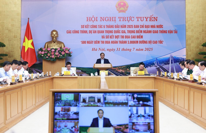 Le Premier ministre Pham Minh Chinh préside la 19e réunion du Comité d'État de pilotage pour les ouvrages et projets nationaux importants dans le secteur des transports. Photo: VNA vna-potal-thu-tuong-chu-tri-hoi-nghi-so-ket-cac-du-an-cong-trinh-quan-trong-quoc-gia-8182001.jpg