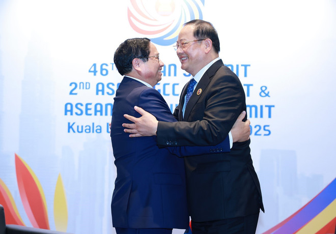 Le Premier ministre Pham Minh Chinh (gauche) et son homologue lao, Sonexay Siphandone. Photo: VNA vna-potal-thu-tuong-pham-minh-chinh-gap-thu-tuong-lao-sonexay-siphandone-tai-hoi-nghi-cap-cao-asean-lan-thu-46-8055606.jpg
