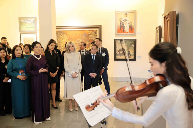 La composition musicale « Little Thúy’s Minuet », composée par Paul Zetter et interprétée au violon, ont enveloppé l’espace d’une atmosphère émouvante. Photo: VNA vna-potal-phu-nhan-tong-bi-thu-va-phu-nhan-tong-thong-phap-tham-bao-tang-my-thuat-viet-nam-8055631.jpg