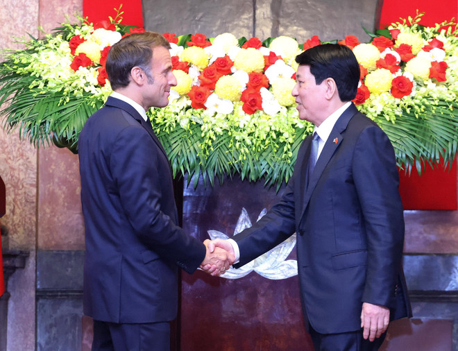 Le président du Vietnam, Luong Cuong (droite), et son homologue français, Emmanuel Macron. Photo: VNA vna-potal-chu-tich-nuoc-luong-cuong-va-tong-thong-phap-emmanuel-macron-gap-go-bao-chi-8054720.jpg