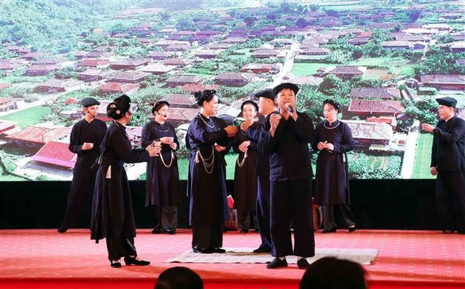 Reconstitution d’un mariage traditionnel de l’ethnie Tay dans le village touristique communautaire de Quynh Son, province de Lang Son. Photo : VNA anh-7-12.jpg