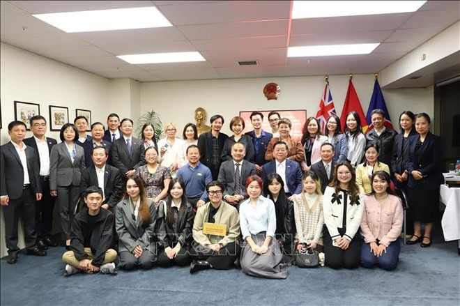 Rencontre du personnel de l’ambassade du Vietnam à Wellington et des représentants de la communauté vietnamienne en Nouvelle-Zélande. Photo: VNA vn-new-zealand3.jpg