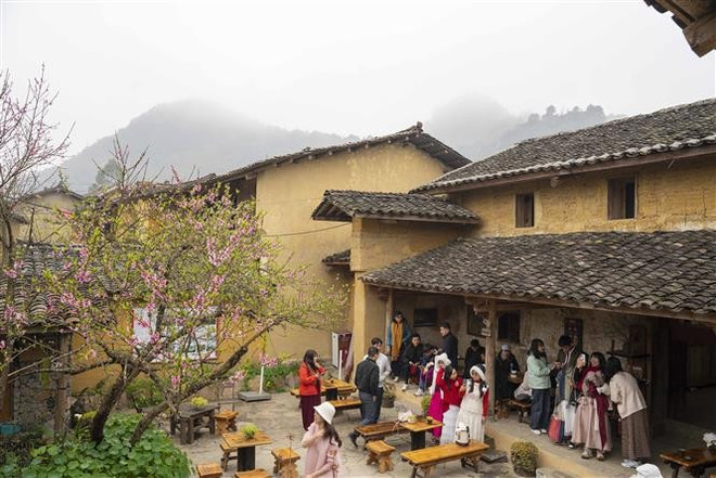 Ces dernières années, la province de Tuyen Quang s’est attachée à faire de Lô Lô Chai un modèle de tourisme communautaire durable fondé sur les principes du développement vert. Photo : VNA anh-4-19.jpg