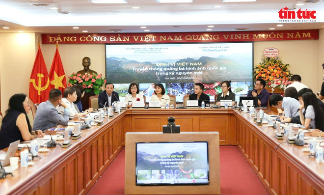 Les délégués lors du colloque « Positionner le Vietnam – Promouvoir l'image nationale à l'ère nouvelle » organisé le 10 juillet à Hanoï. Photo: VNA tint-3.jpg